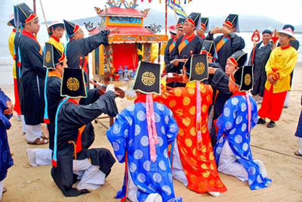 Đặc sắc lễ hội cá voi và lễ hội đền Hùng Nha Trang